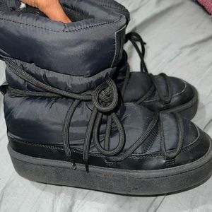 Black puffer boots ( h&m ) USED